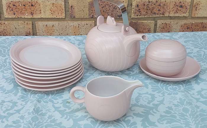 A VINTAGE PINK SWANLAKE HORNSEA ENGLAND CERAMIC SET