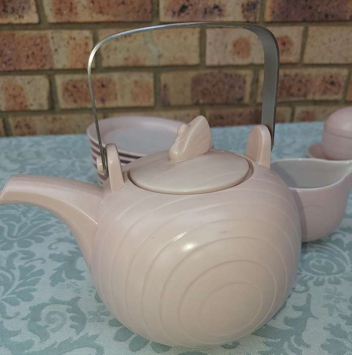 A VINTAGE PINK SWANLAKE HORNSEA ENGLAND CERAMIC SET