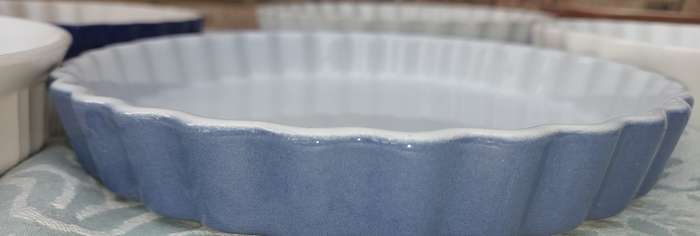 A COLLECTION OF 6 OVEN PROOF PIE BAKING CERAMIC MOULDS