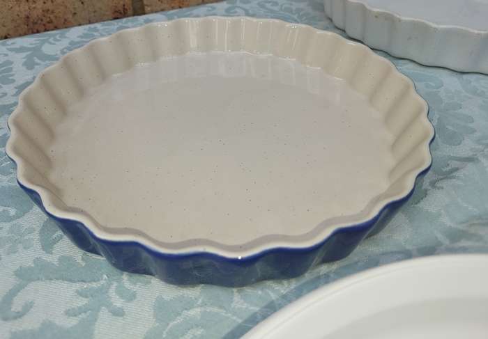 A COLLECTION OF 6 OVEN PROOF PIE BAKING CERAMIC MOULDS