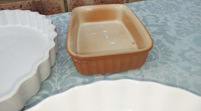 A COLLECTION OF 6 OVEN PROOF PIE BAKING CERAMIC MOULDS