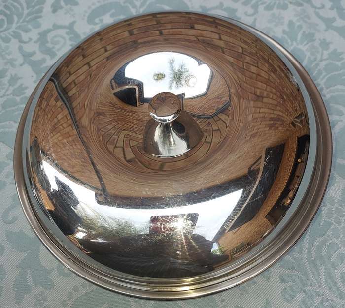 A STAINLESS STEEL SERVING CASSEROLE