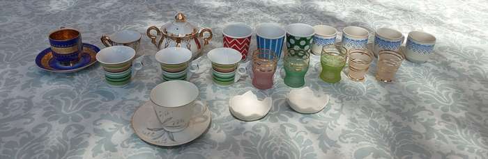 A COLLECTION JOBLOT CROCKERY AND CUPS