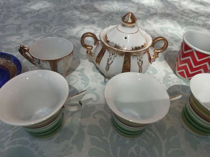 A COLLECTION JOBLOT CROCKERY AND CUPS