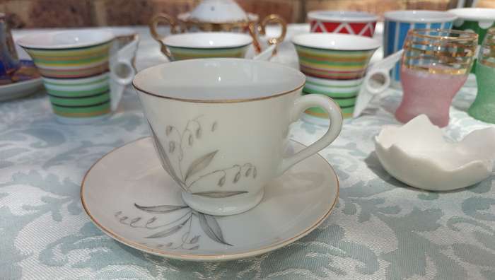 A COLLECTION JOBLOT CROCKERY AND CUPS