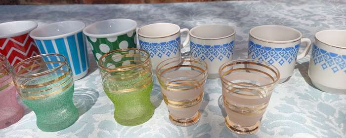 A COLLECTION JOBLOT CROCKERY AND CUPS