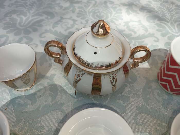 A COLLECTION JOBLOT CROCKERY AND CUPS
