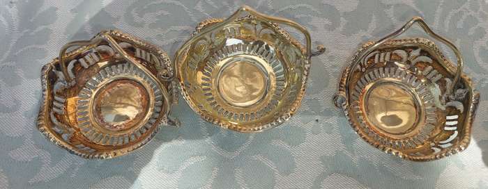 A SET OF 3 MINI BRASS CANDY BASKETS