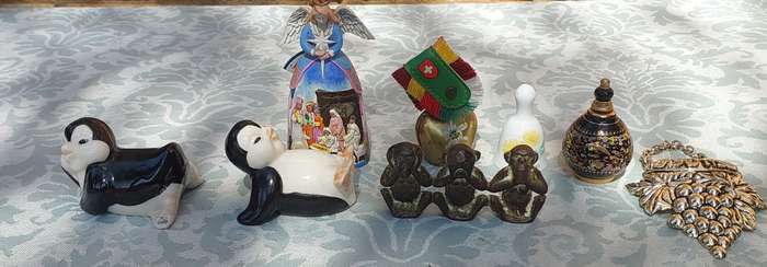 A COLLECTION OF FIGURINES AND ORNAMENTS