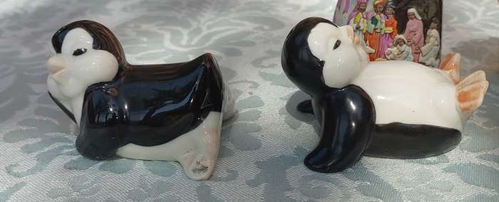 A COLLECTION OF FIGURINES AND ORNAMENTS