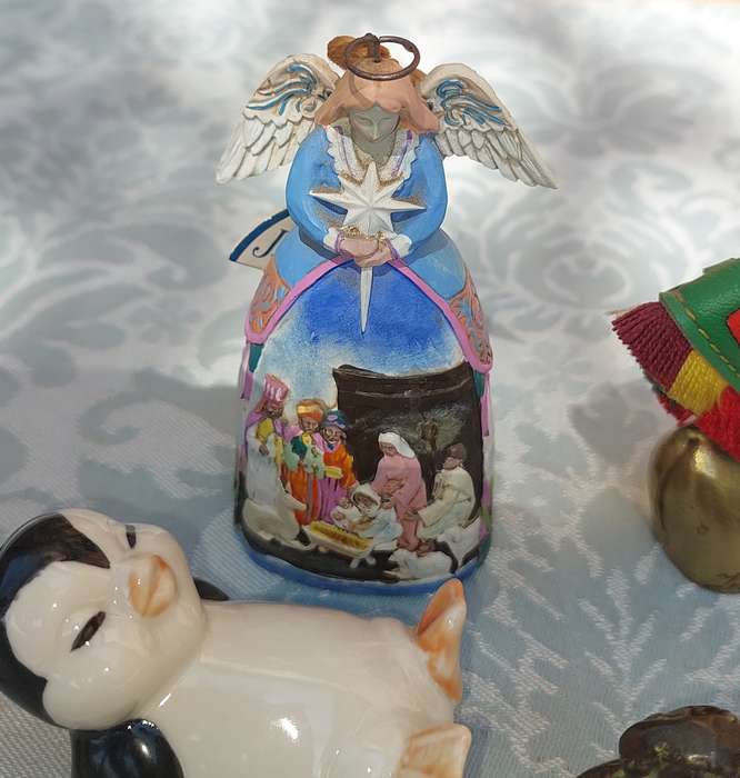 A COLLECTION OF FIGURINES AND ORNAMENTS