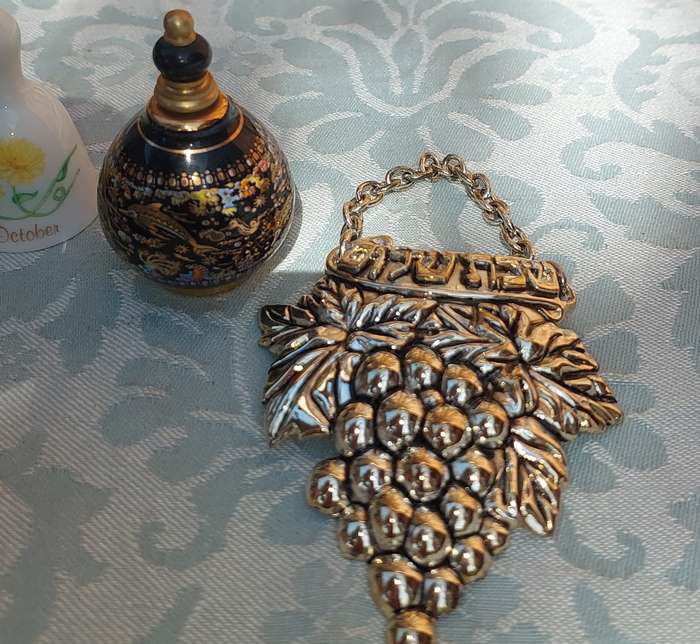 A COLLECTION OF FIGURINES AND ORNAMENTS