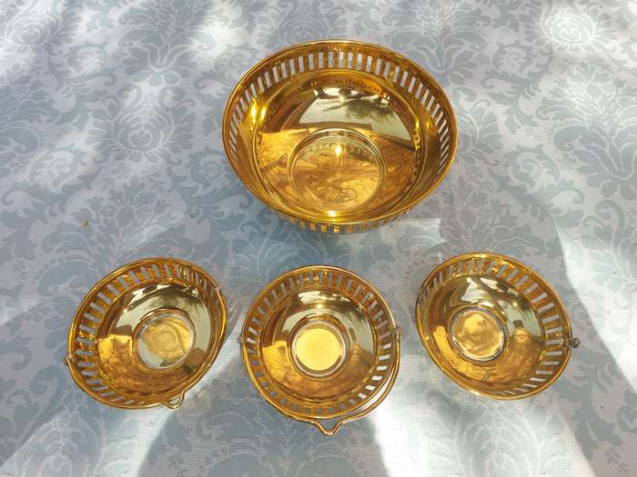 A SET OF 4 SWEAT SERVING BASKETS