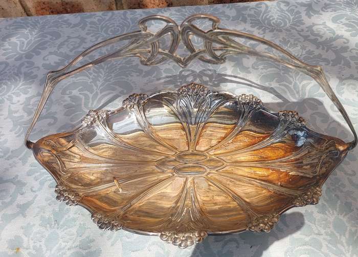 AN ANTIQUE AND VINTAGE JOBLOT WEDDING BASKETS AND SERVING TRAYS