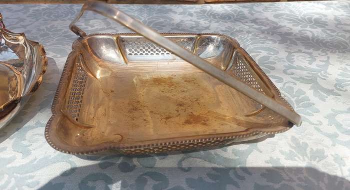 AN ANTIQUE AND VINTAGE JOBLOT WEDDING BASKETS AND SERVING TRAYS