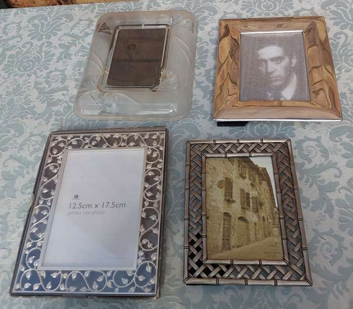 A COLLECTION JOBLOT PHOTO FRAMES