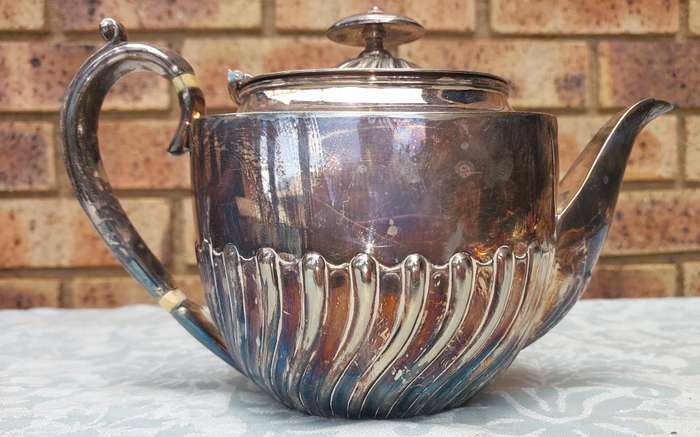 A PRETTY ANTIQUE LUSTERED TEA POT