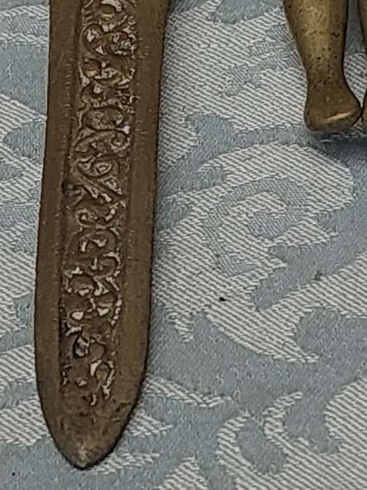 A COLLECTION OF BRASS UTENSILS
