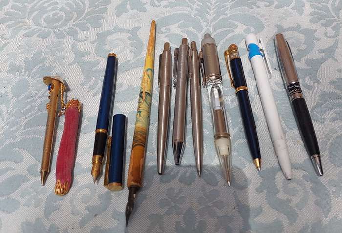 A COLLECTION OF FOUNTAIN AND ROLLER BALL PENS SOLD AS IS