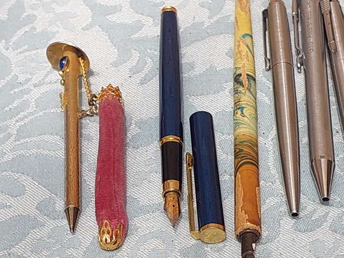 A COLLECTION OF FOUNTAIN AND ROLLER BALL PENS SOLD AS IS