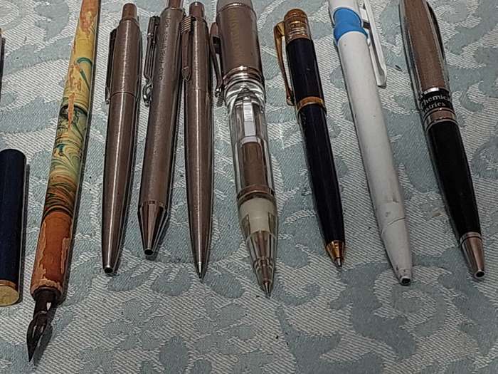 A COLLECTION OF FOUNTAIN AND ROLLER BALL PENS SOLD AS IS