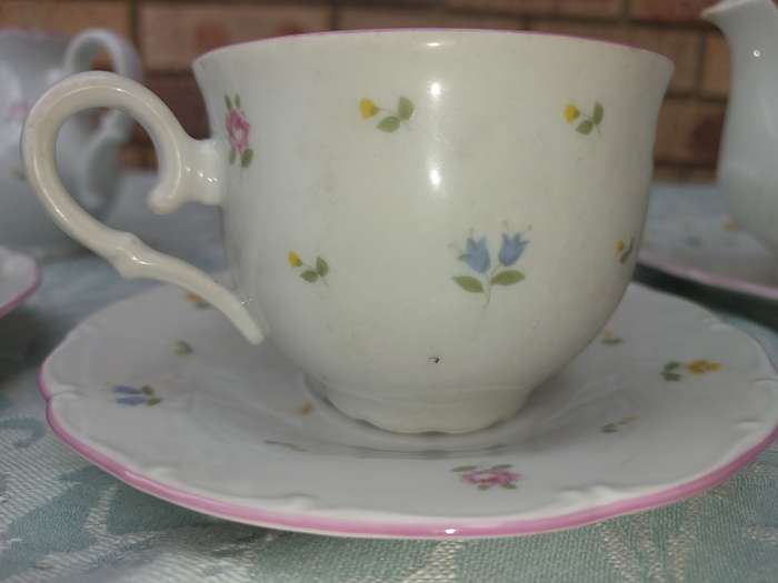 A VINTAGE 7 PIECE ALEUTIAN OFELIA BY FUSCO TEASET UNFORTUNATELY THE PLATE ON WHICH THE TEPOT IS BROK
