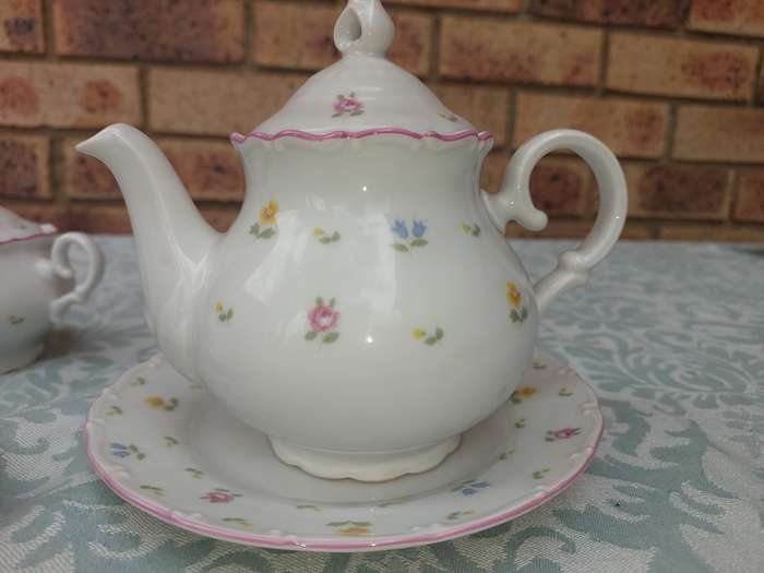 A VINTAGE 7 PIECE ALEUTIAN OFELIA BY FUSCO TEASET UNFORTUNATELY THE PLATE ON WHICH THE TEPOT IS BROK