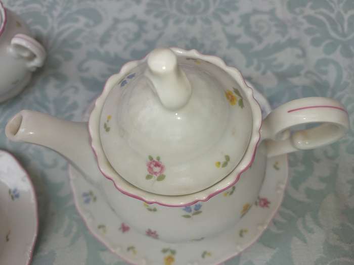 A VINTAGE 7 PIECE ALEUTIAN OFELIA BY FUSCO TEASET UNFORTUNATELY THE PLATE ON WHICH THE TEPOT IS BROK