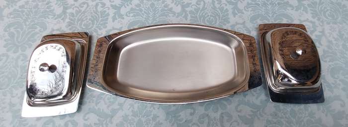 A STAINLESS STEEL WITH ARTWORK COLLECTION SERVING UTENSILS SOLD AS IS