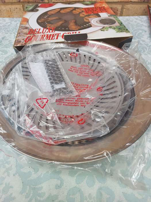 A DELUXE GOURMET CRILL NEVER USED SOLD AS IS
