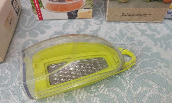 A VINTAGE COLLECTION OF KITCHENALIA SOLD AS IS