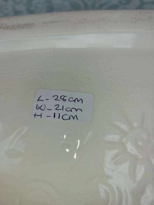 A VINTAGE HAND PAINTED RECTANGULAR POTTERY SERVING BOWL