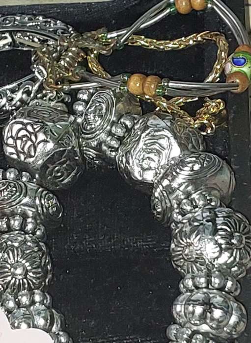A VINTAGE JOBLOT BRACELETS AND BANGLES SOLD AS IS
