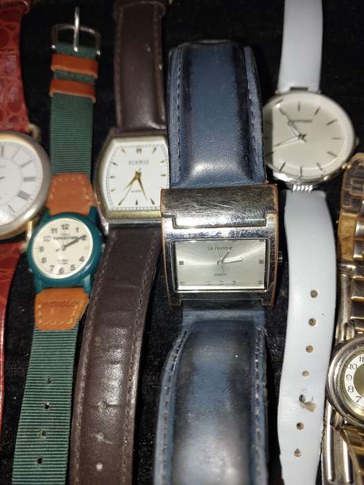 A USED JOBLOT QUARTZ WATCHES SOLD AS IS NOT TESTED