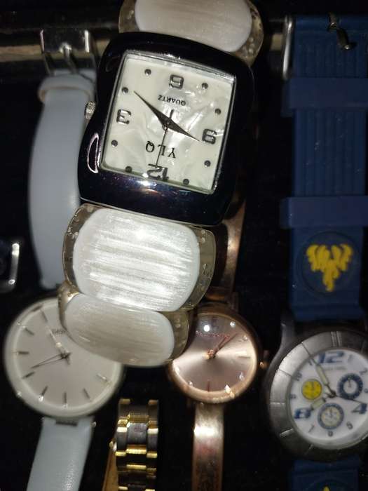 A USED JOBLOT QUARTZ WATCHES SOLD AS IS NOT TESTED