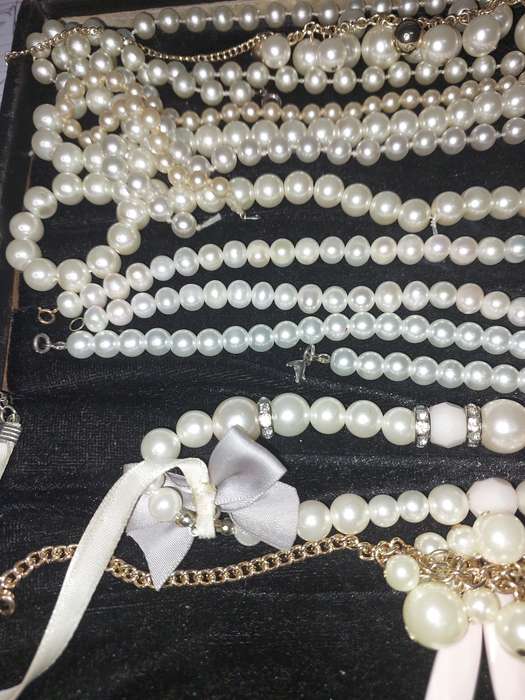 A COLLECTION OF COSTUME PEARL NECKLACES SOLD AS IS SIMULATED PEARLS