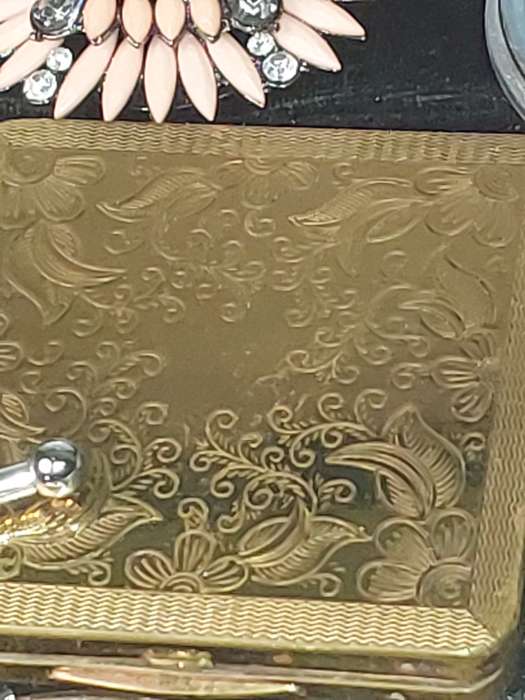 A VINTAGE AND ANTIQUE COLLECTION PILLBOXES, MIRRORS AND COMPACTS SOLD AS IS