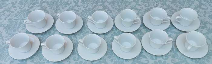 A VINTAGE SET OF 12 TEACUPS AND SAUCERS