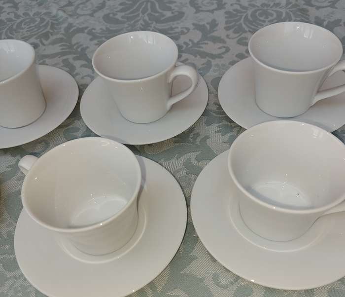 A VINTAGE SET OF 12 TEACUPS AND SAUCERS