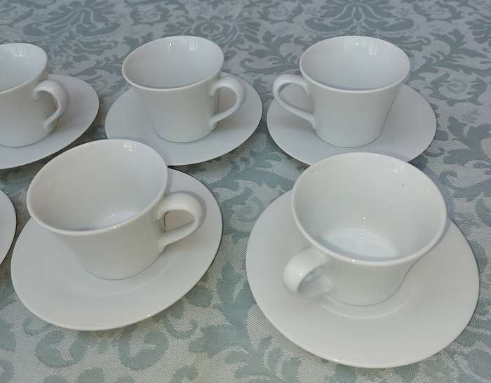 A VINTAGE SET OF 12 TEACUPS AND SAUCERS