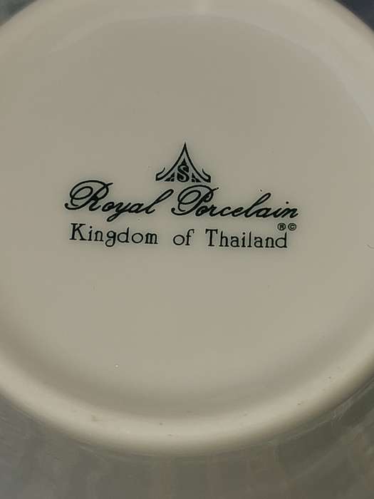 A VINTAGE SET OF 12 TEACUPS AND SAUCERS