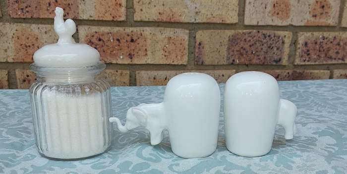 A COLLECTION OF ART  DECOR SUGAR JAR WITH A PORCELAN ROOSTER AND A SALT AND PEPPER DISPENSER WITH A