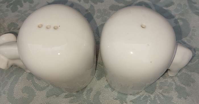 A COLLECTION OF ART  DECOR SUGAR JAR WITH A PORCELAN ROOSTER AND A SALT AND PEPPER DISPENSER WITH A