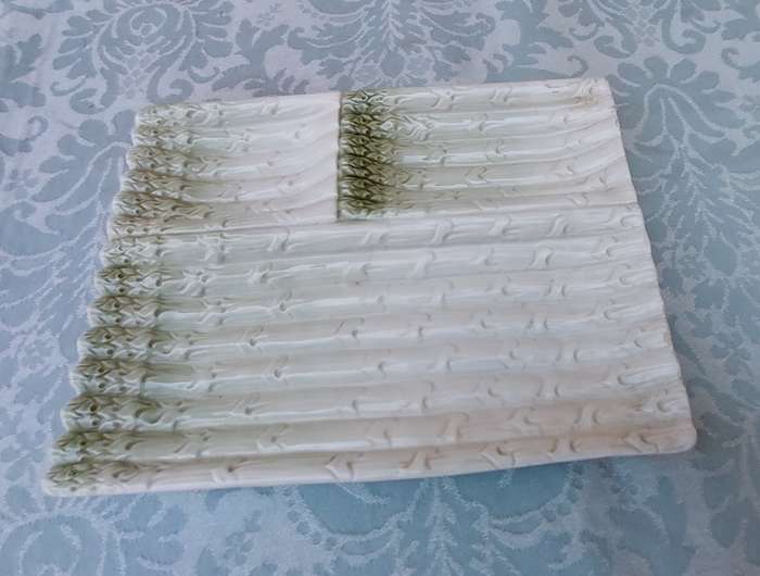 A VINTAGE ITALIAN PORCELAIN ESPARAGUS DESIGN PLATTER SOLD AS IS