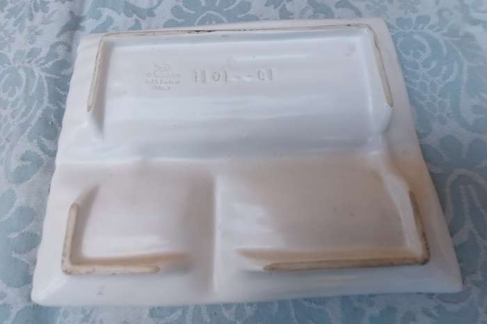 A VINTAGE ITALIAN PORCELAIN ESPARAGUS DESIGN PLATTER SOLD AS IS