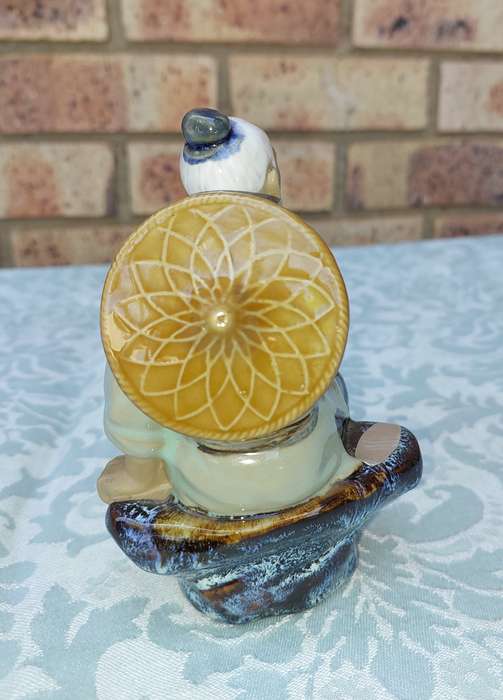 A VINTAGE CHINESE PORCELAIN POTTERY OLD FISHERMAN