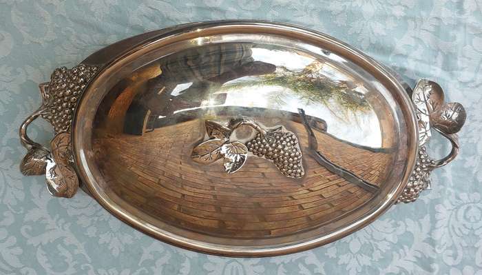 A VINTAGE CAROL BOYES STYLE ALLUMINIUM ALLOY SERVING PLATTER WIYH AND OVEN PROOF PLATTER SOLD AS IS