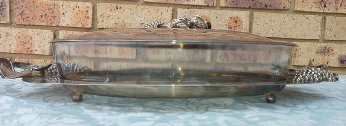 A VINTAGE CAROL BOYES STYLE ALLUMINIUM ALLOY SERVING PLATTER WIYH AND OVEN PROOF PLATTER SOLD AS IS