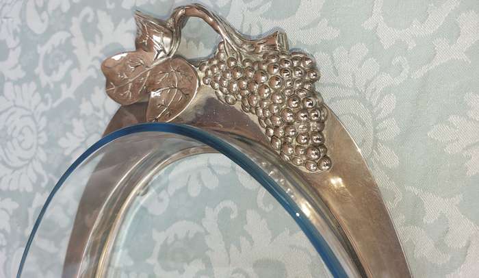 A VINTAGE CAROL BOYES STYLE ALLUMINIUM ALLOY SERVING PLATTER WIYH AND OVEN PROOF PLATTER SOLD AS IS
