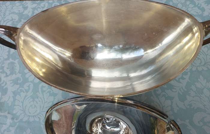 AN ANTIQUE ROMAN STYLE TUREEN WITH A LID SILVERPLATED SOLD AS IS